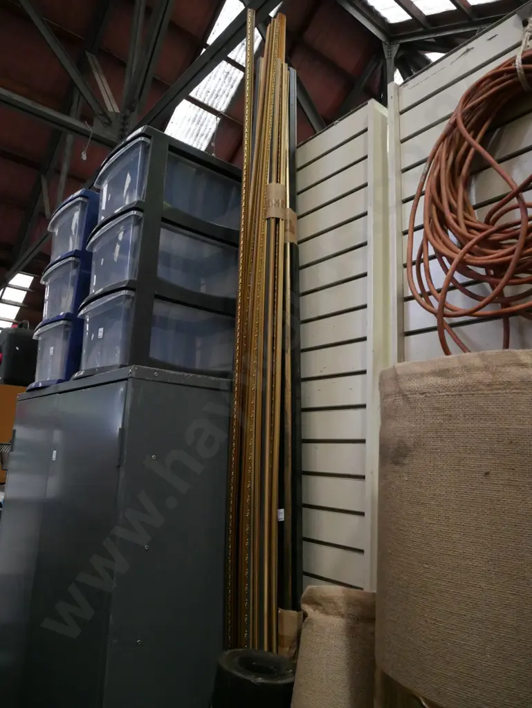 various lengths of picture framing moulds Image 1++
