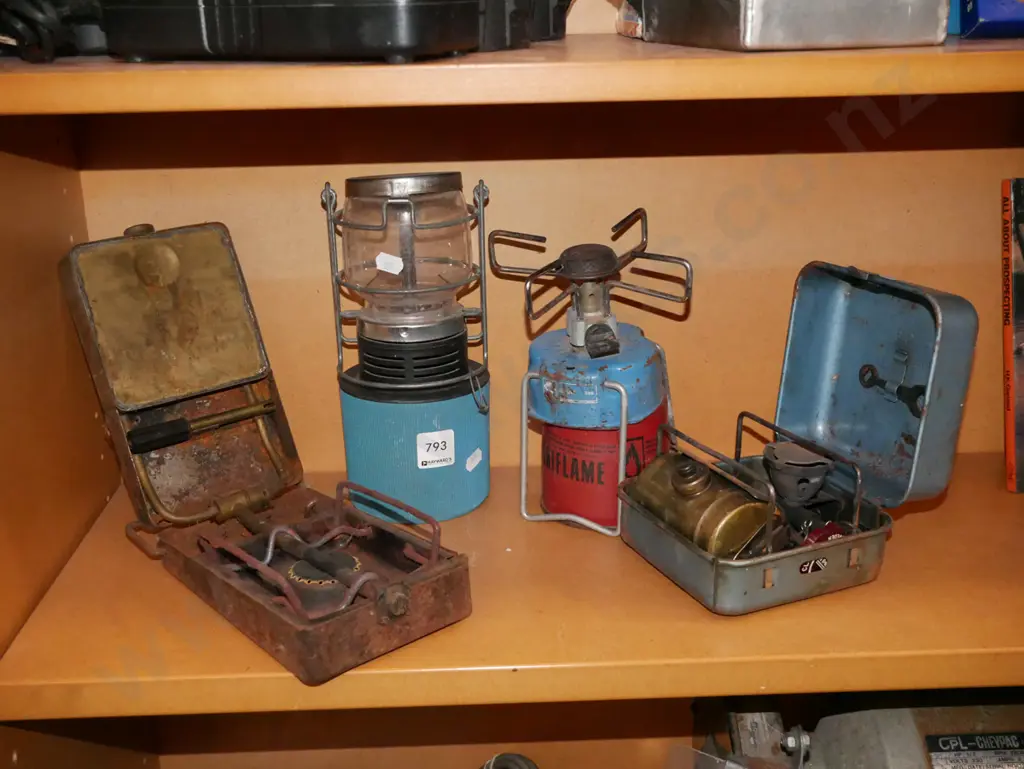 3x camping stoves, camping lantern Image 1++