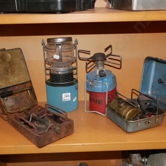 3x camping stoves, camping lantern