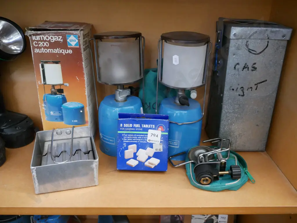 2x camping stoves, 2x camping lanterns Image 1++