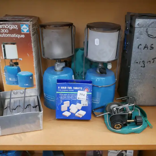 2x camping stoves, 2x camping lanterns