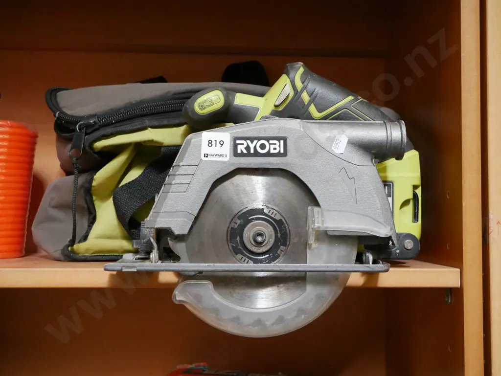 battery powered Ryobi skilsaw - no battery Image 1++