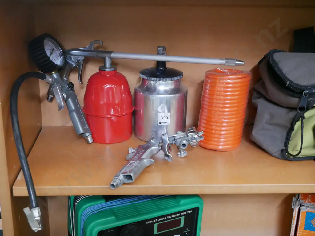 air kit; spray gun, hose, tyre inflater etc Image 1++