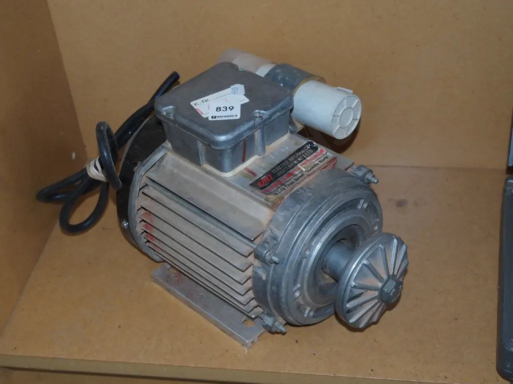 electric motor - cord has been cut Image 1++