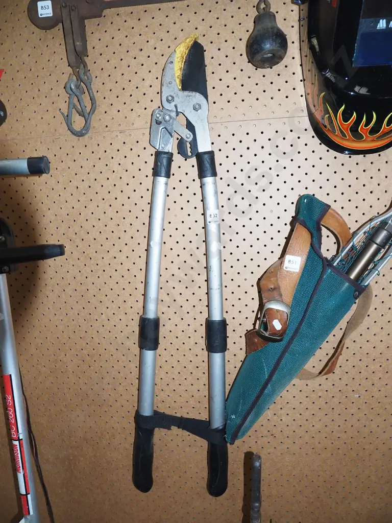 pair of heavy duty garden loppers Image 1++