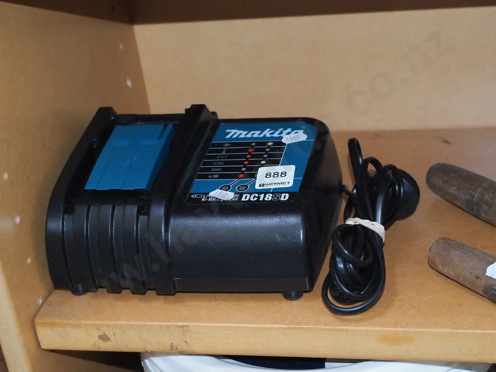 Makita battery charger Image 1++