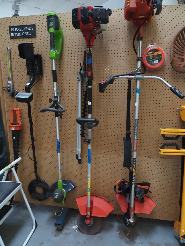 Trade Tested multi tool with scrub bar, extension pole and hedge trimmer Image 1++