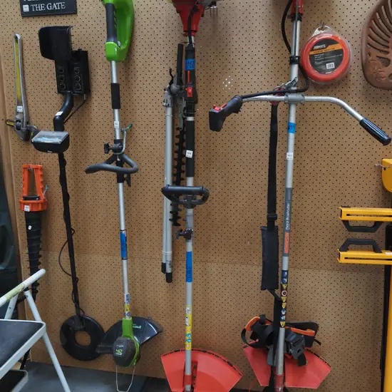 Trade Tested multi tool with scrub bar, extension pole and hedge trimmer