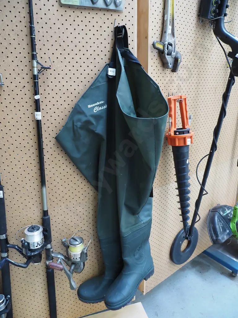 pair of size 43 Snowbee waders Image 1++