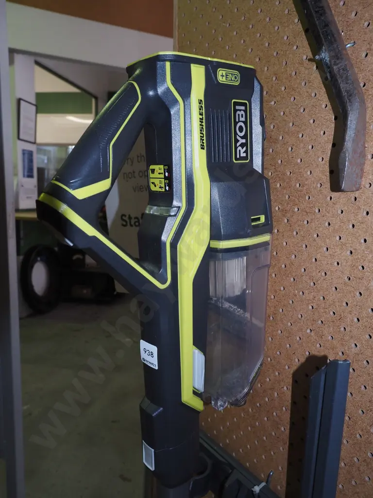 Ryobi battery powered stick vacuum - no batteries Image 1++