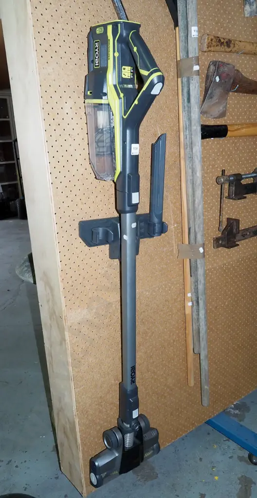 Ryobi battery powered stick vacuum - no batteries Image 1++