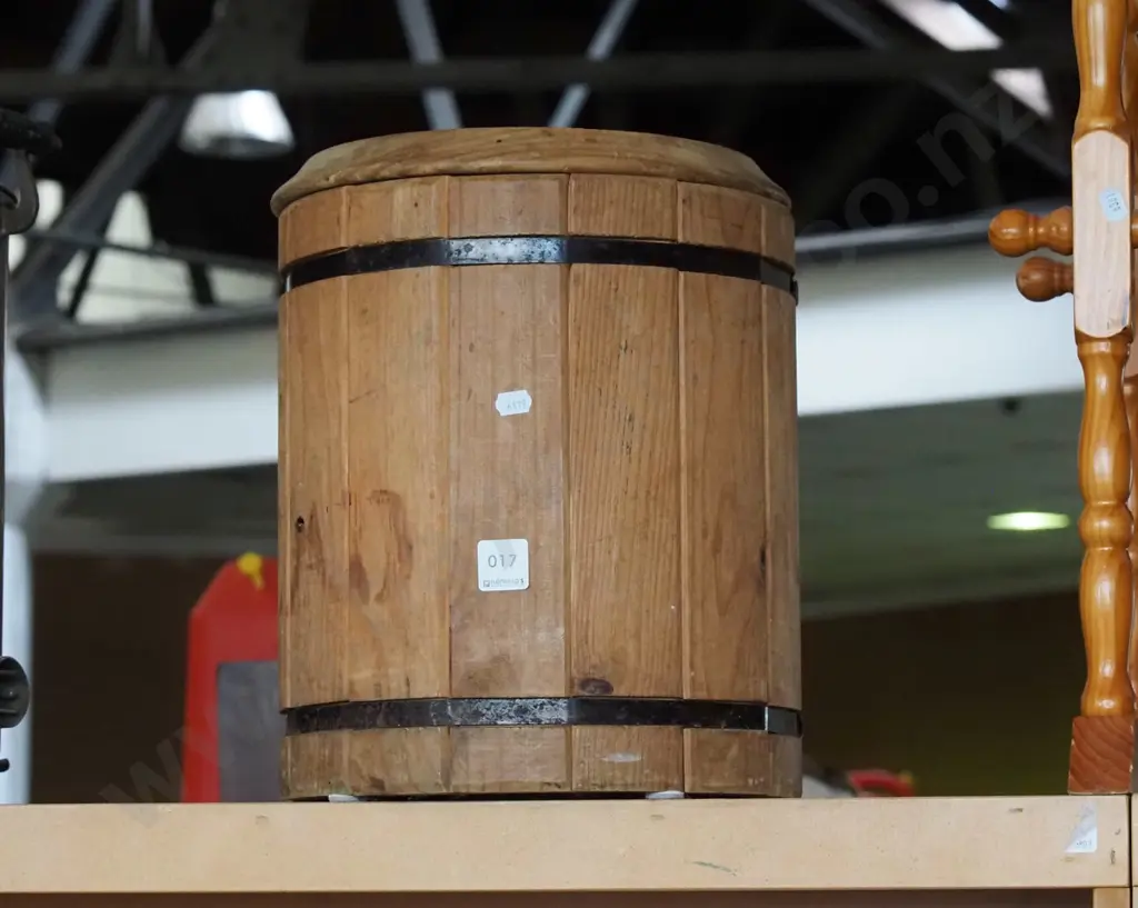 lidded wooden canister H330 Image 1++