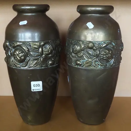 2x beaten brass vases with roses in relief H300
