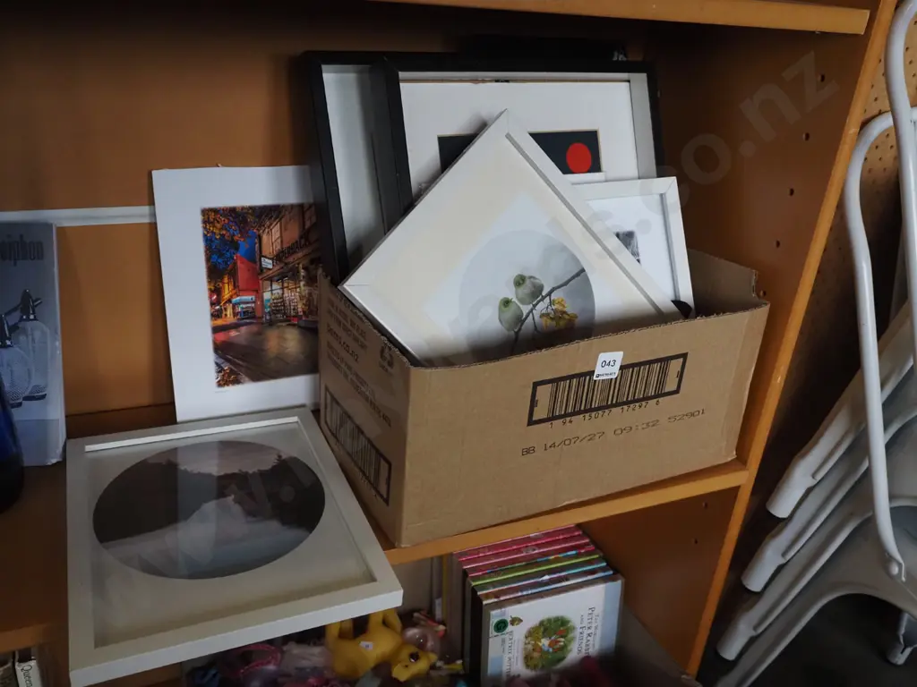 box; framed and unframed prints Image 1++