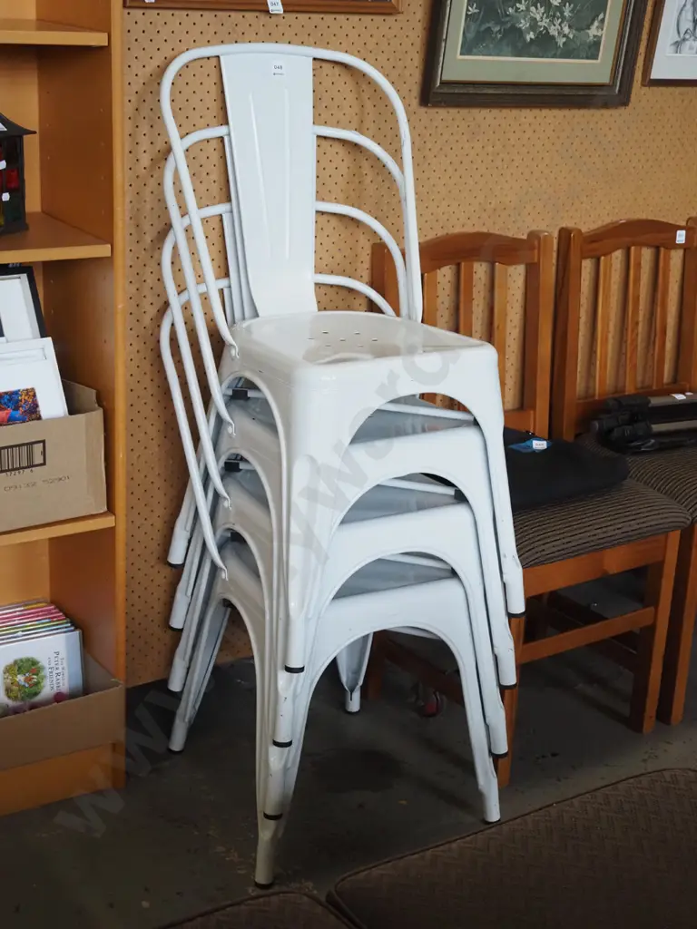 4x white metal stackable chairs Image 1++