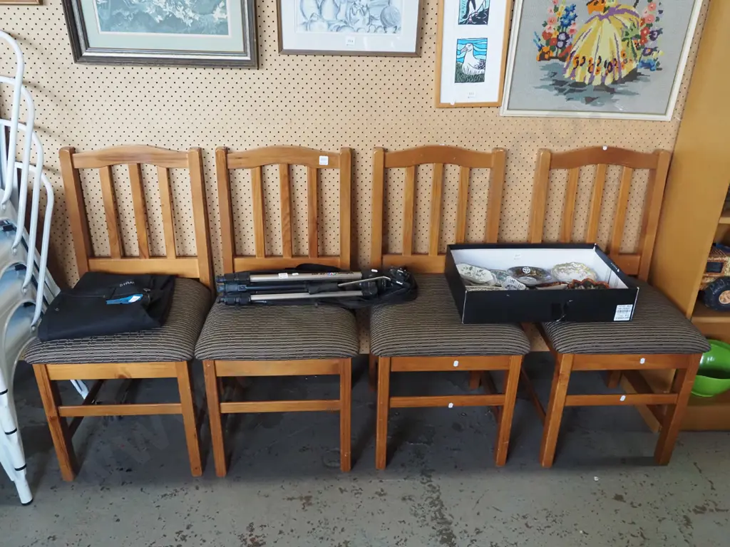 4x pine dining chairs Image 1++