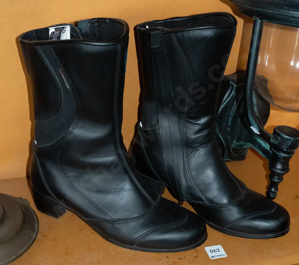 pair of ladies black leather size Euro 39 boots Image 1++