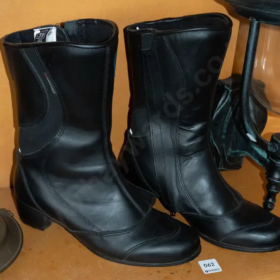 pair of ladies black leather size Euro 39 boots