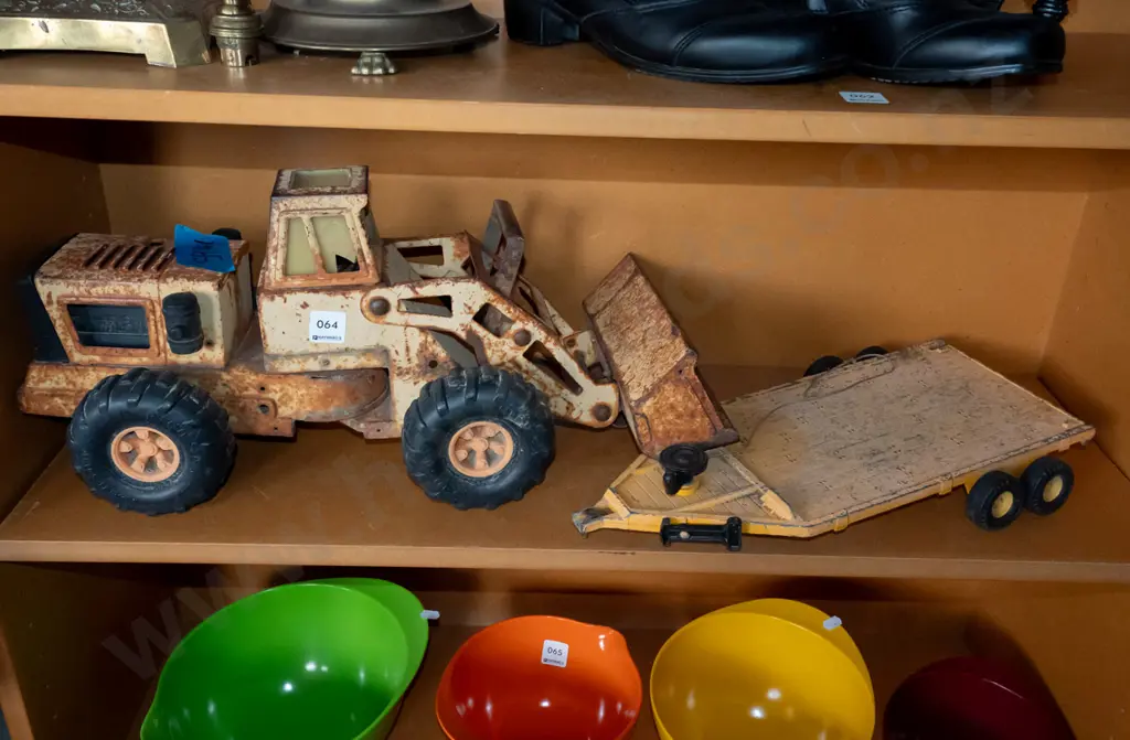 restorer's toy loader and trailer Image 1++