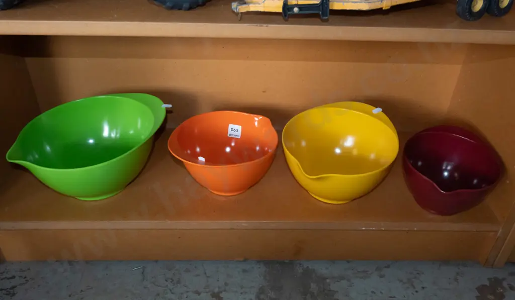 4x coloured plastic mixing bowls Image 1++