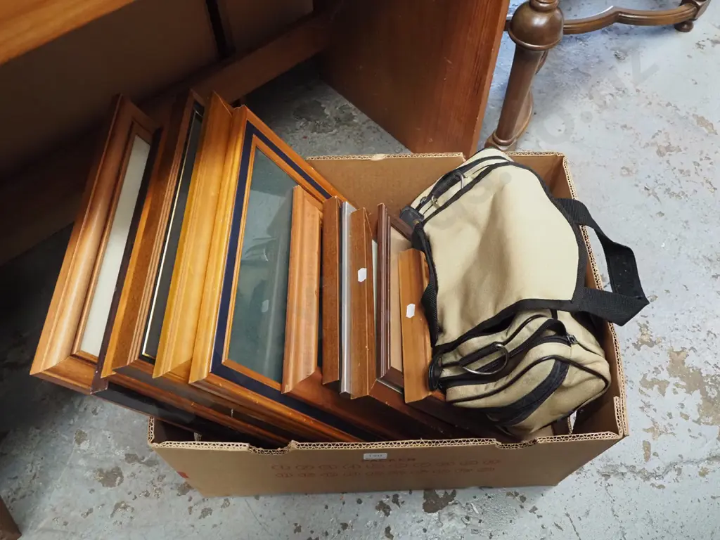 box; picture/photo frames, camera bag Image 1++