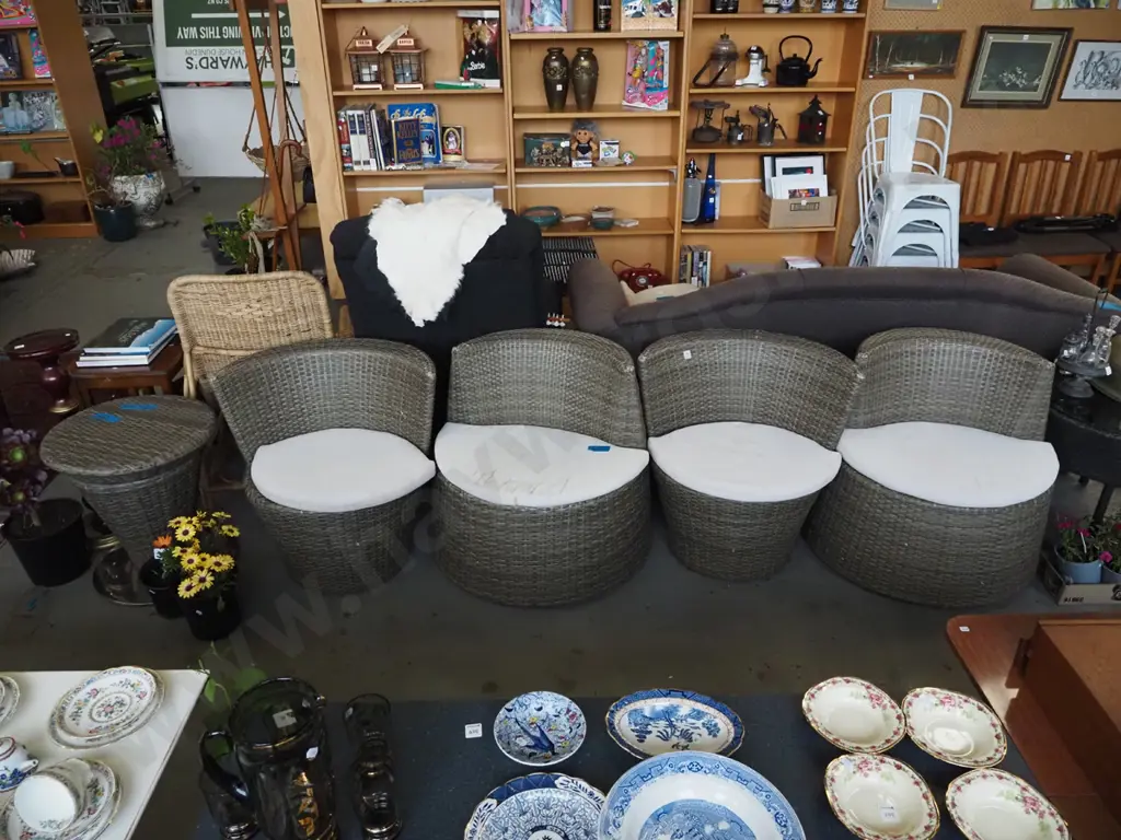 woven plastic outdoor 5 piece set - 4 chairs and 1 table  Image 1++