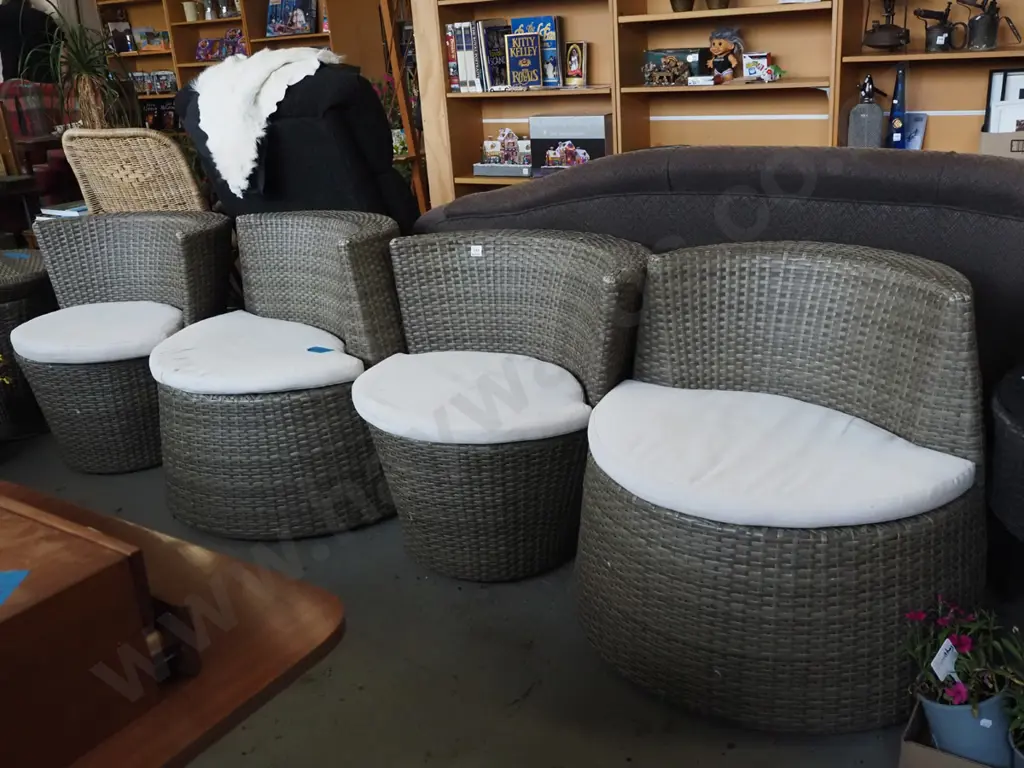 woven plastic outdoor 5 piece set - 4 chairs and 1 table  Image 1++