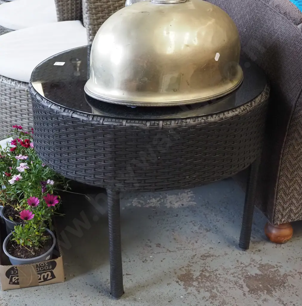 circular woven plastic oudoor end table Image 1++