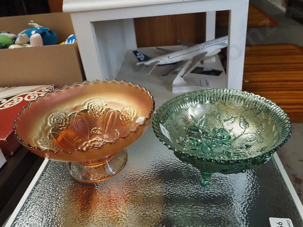 2x carnival glass footed bowls Image 1++