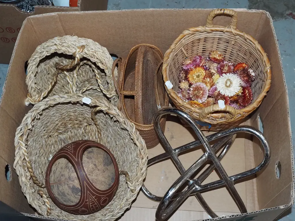 box; baskets, metal sculpture Image 1++