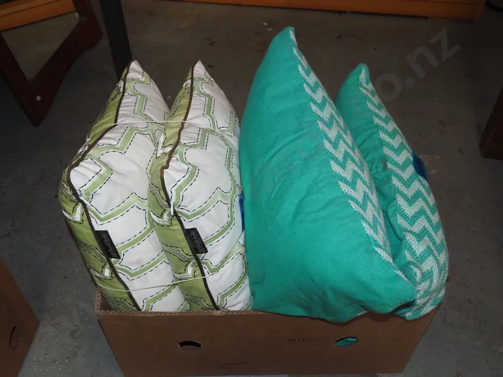 box; cushions Image 1++
