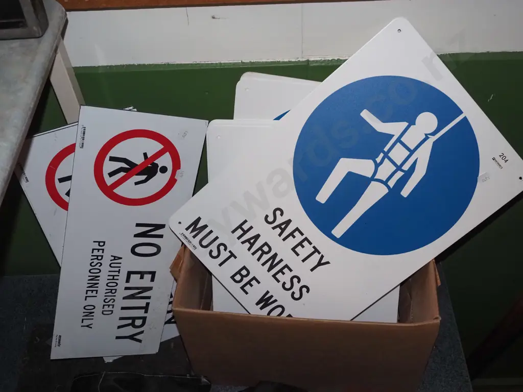 box; safety signs Image 1++