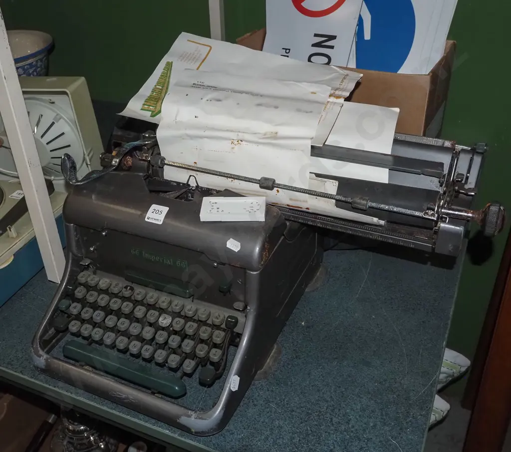 vintage Imperial typewriter Image 1++