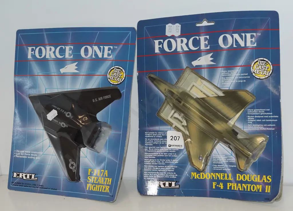 2x carded diecast metal planes Image 1++