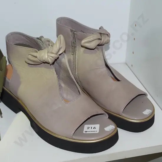 pair of ladies size 39 shoes