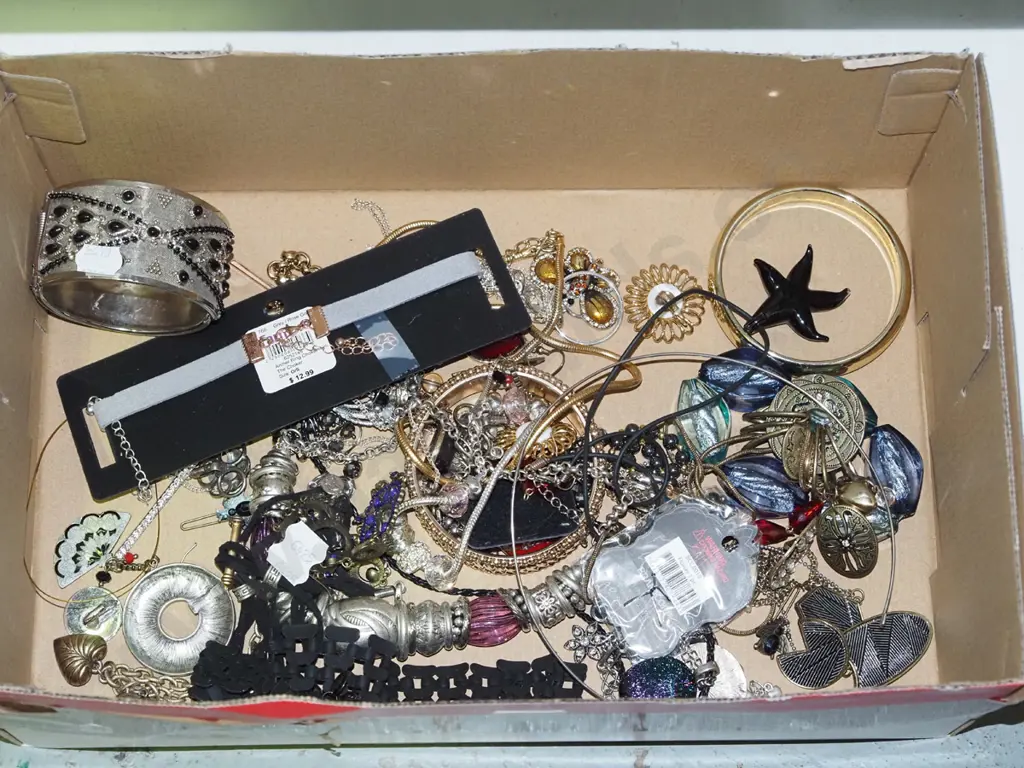 box of costume jewellery Image 1++