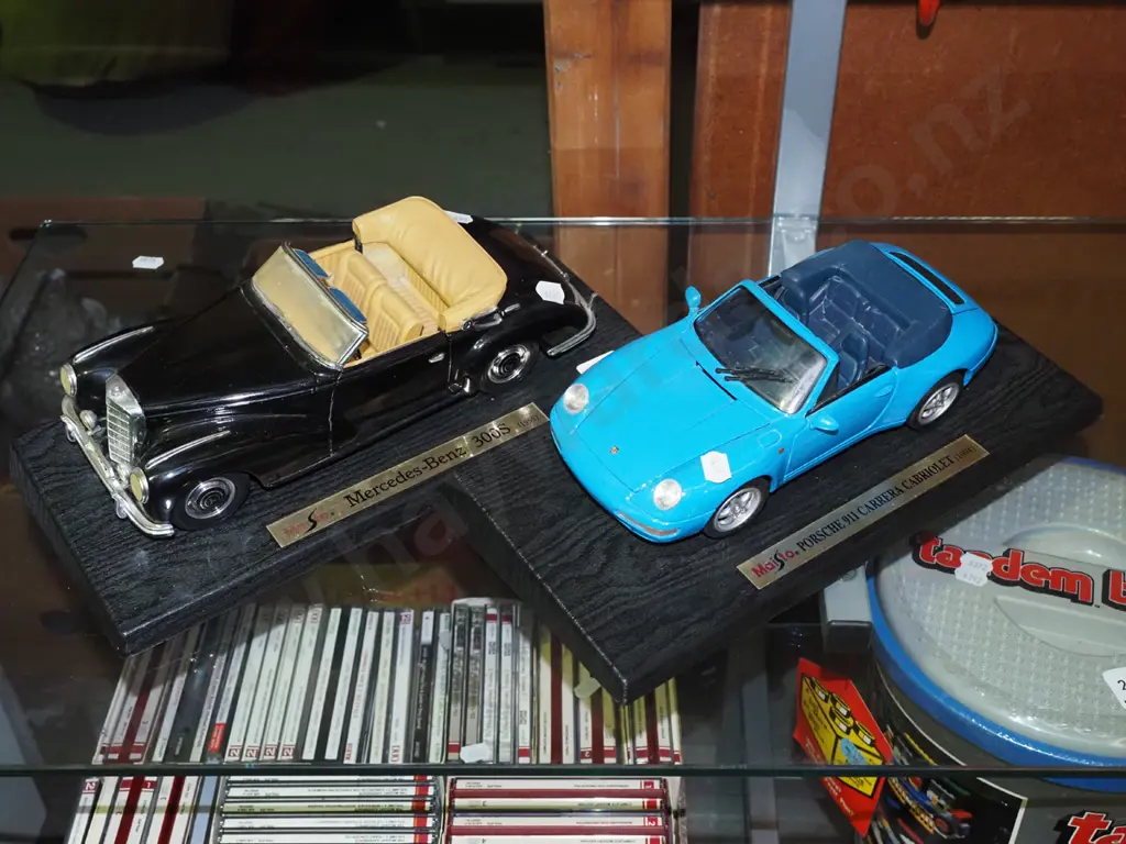 2x diecast model veicles Image 1++