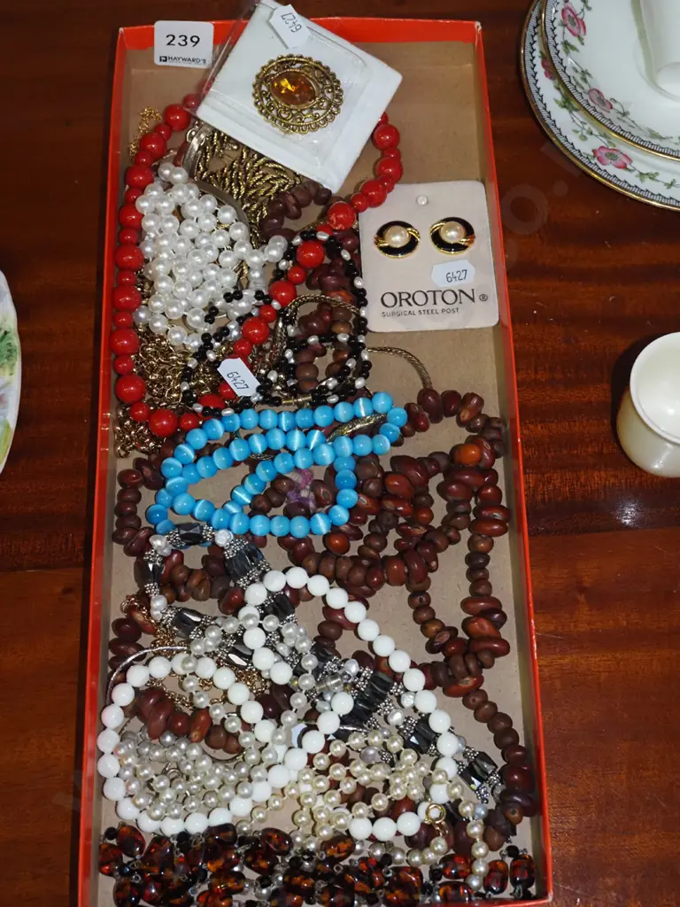tray of costume jewellery Image 1++