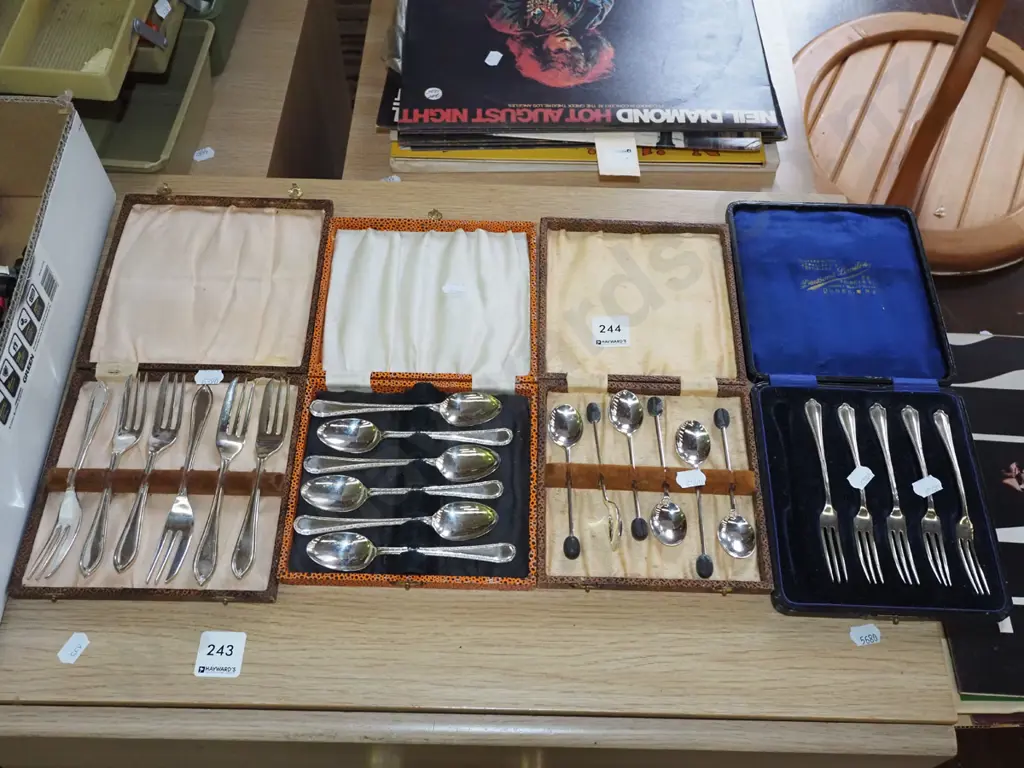 4x sets of cased cutlery Image 1++