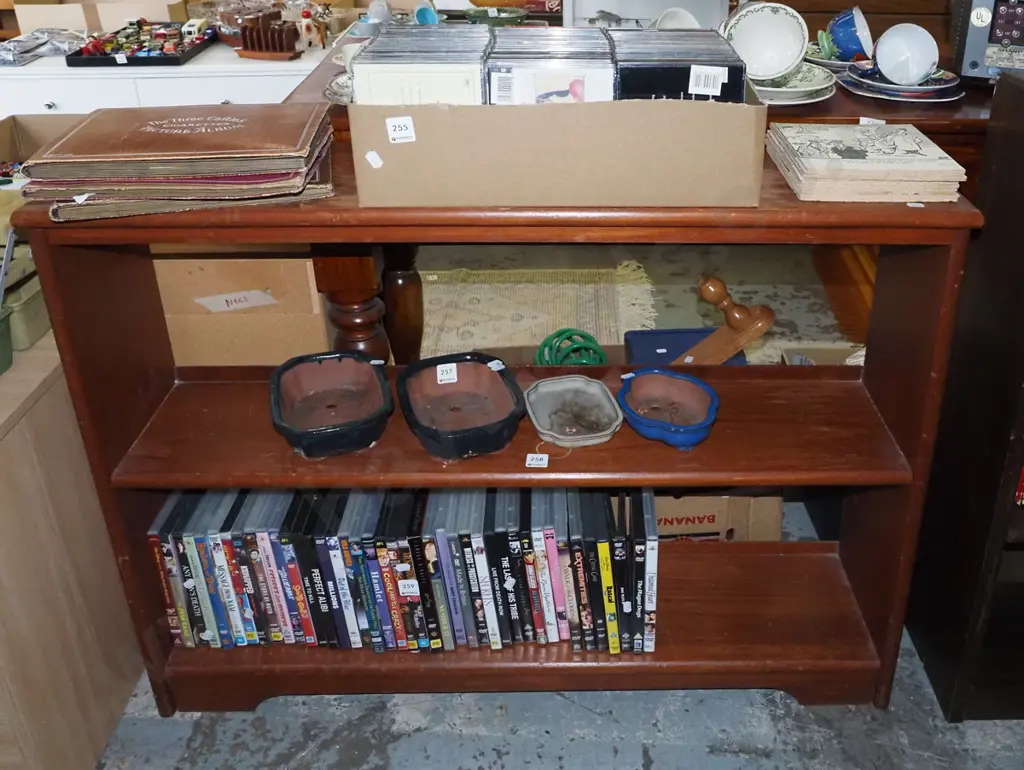 small wooden bookcase H735 W980 D220 Image 1++