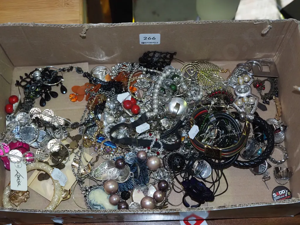 box of costume jewellery Image 1++
