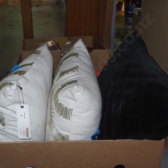 box; 3 cushions