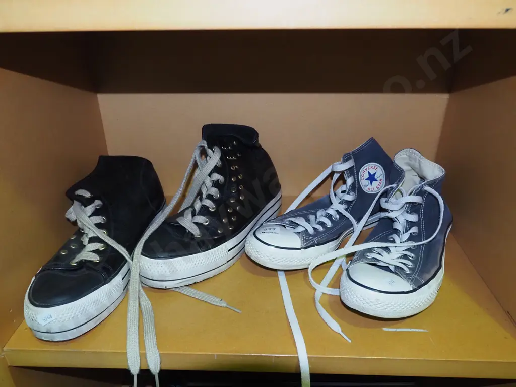 2x pairs of retro sneakers Image 1++