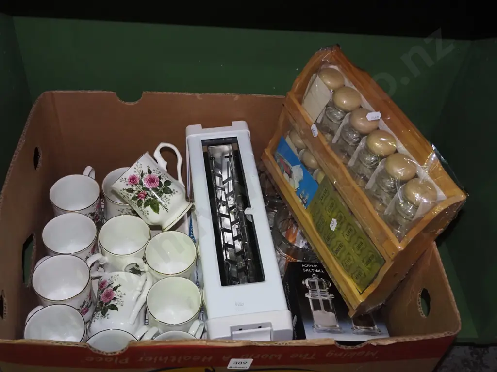 box; spice rack, toaster, coffee cup setc Image 1++