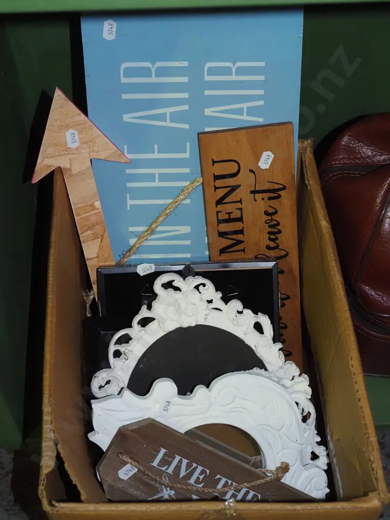 box; picture frames, wall mottos etc Image 1++