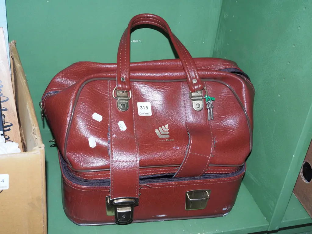 cased Taylor lawn bowls Image 1++