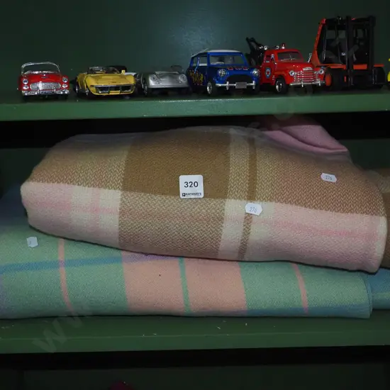2x woollen blankets