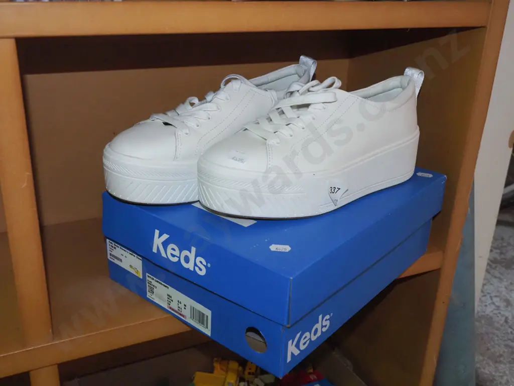 pair of Keds UK 6 sneakers Image 1++