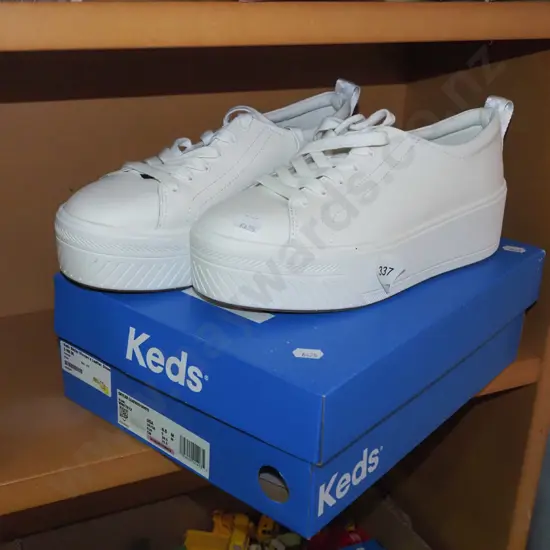 pair of Keds UK 6 sneakers