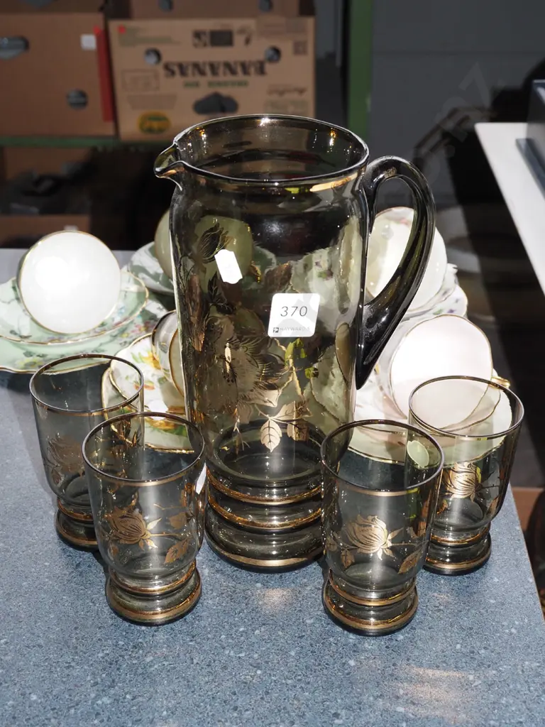 smoked glass and gold water jug, 4x tumblers Image 1++